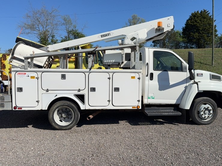 2004-gmc-5500-image-4