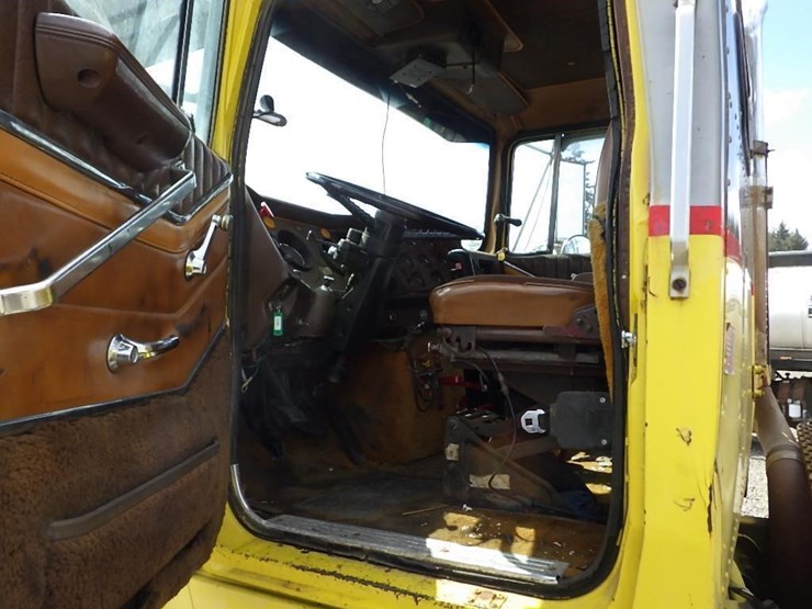 1984-ford-9000-image-26