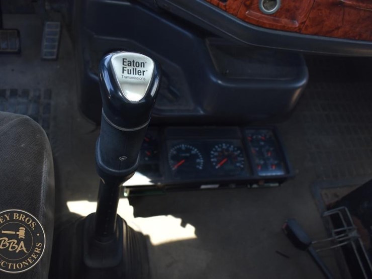 1999-volvo-vnl64t300-image-52