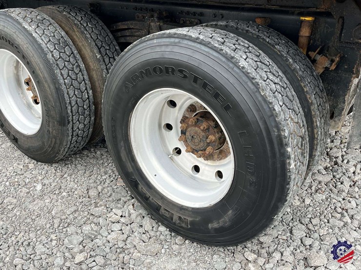 2011-volvo-truck-vhd-tri-axle-dump-truck-image-11