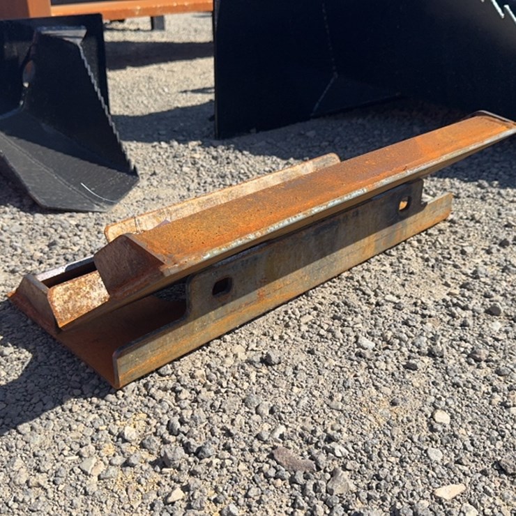 #1032 • QTY(2) DINGO WELD ON PLATES