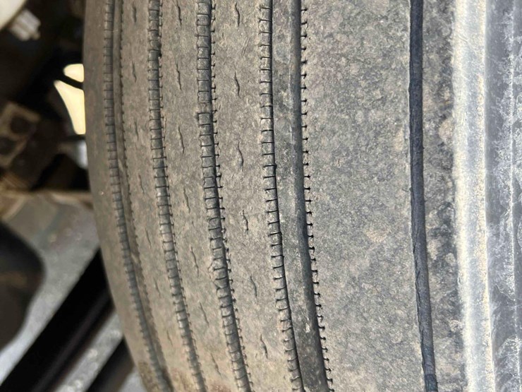 2008-peterbilt-384-image-13