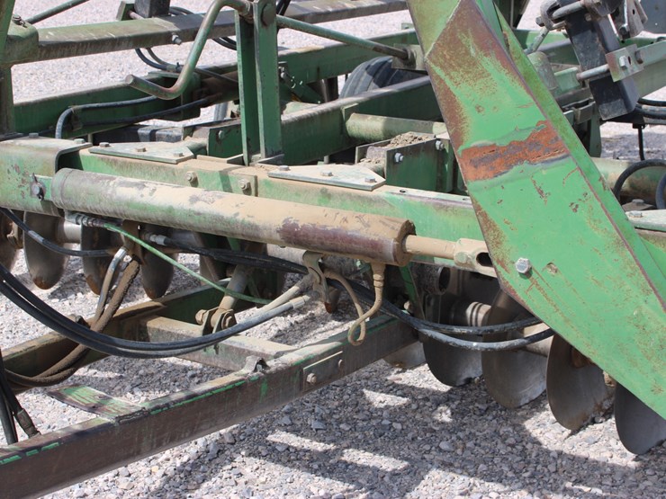 john-deere-235-image-11