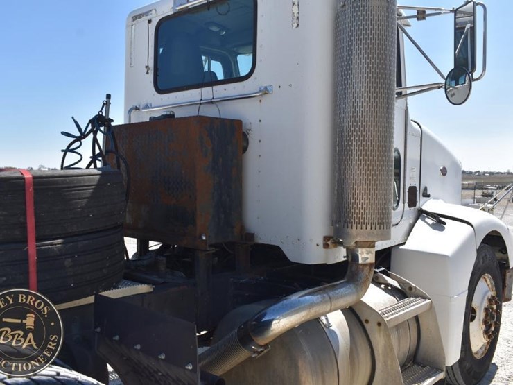 2002-peterbilt-385-image-27