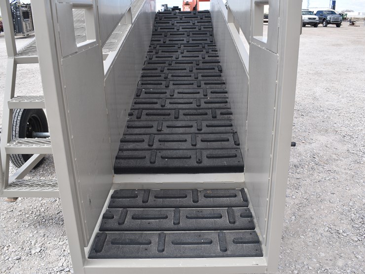 #1084-•-new-circle-t-portable-loading-chute-with-catwalk-image-25