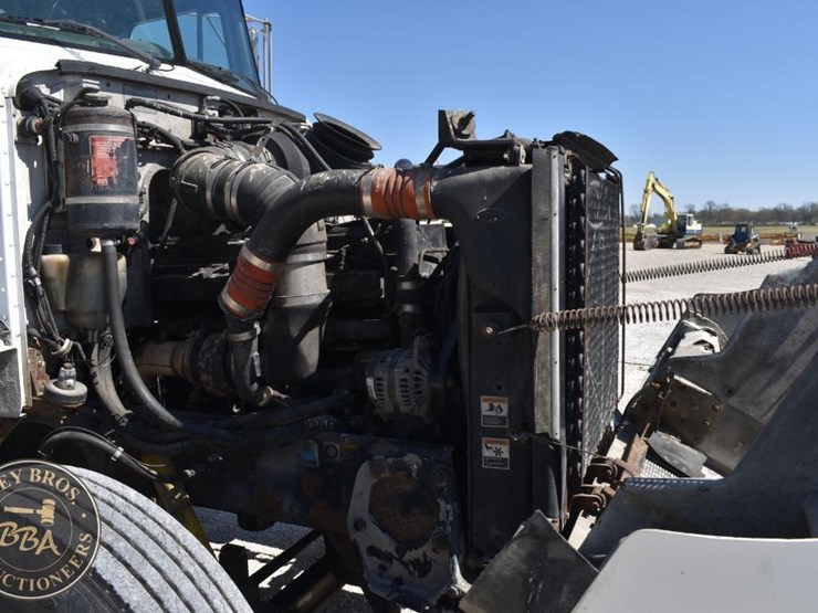 2002-peterbilt-385-image-32