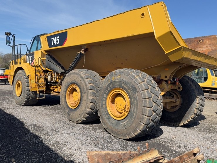 2017-caterpillar-745-image-8