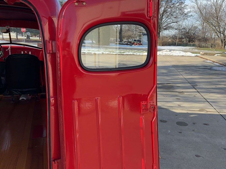 1937-international-d2-panel-truck-image-39