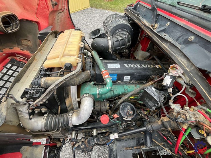 2011-volvo-truck-vhd-tri-axle-dump-truck-image-58