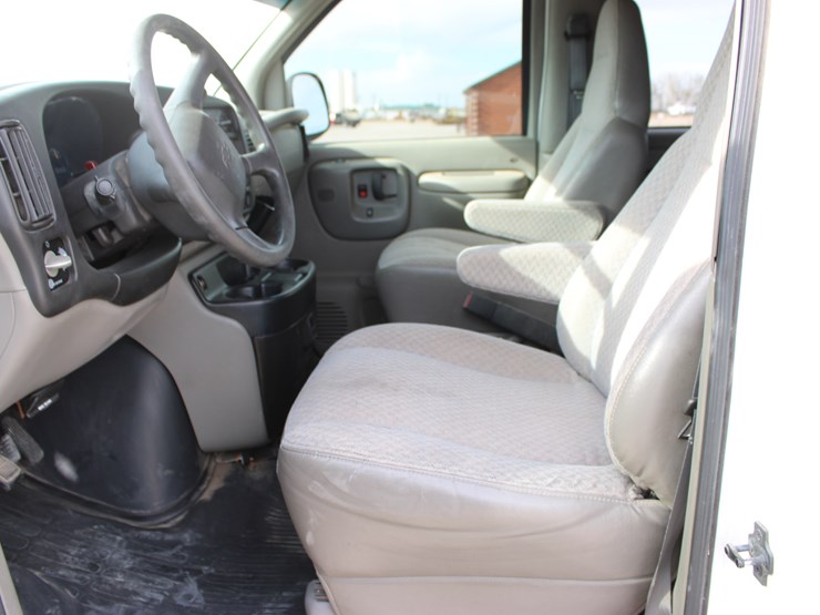 2001-chevrolet-express-3500-image-29