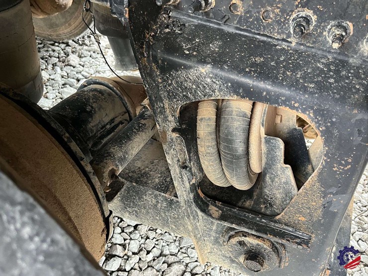 2011-volvo-truck-vhd-tri-axle-dump-truck-image-46