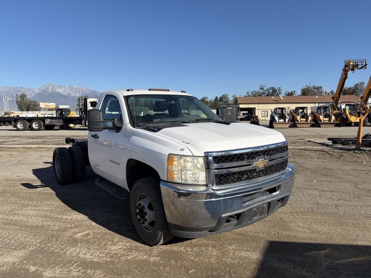 2011-chevrolet-3500-image-2