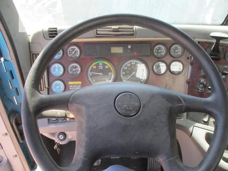 2009-freightliner-columbia-120-image-15