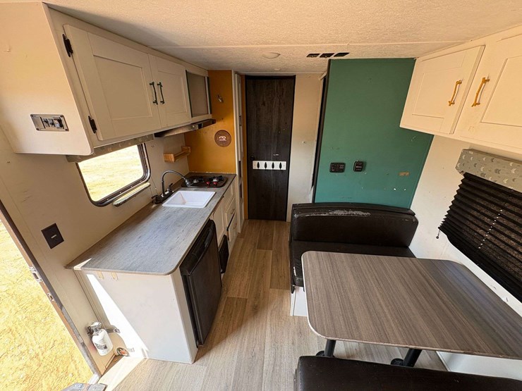 2021-keystone-hideout-travel-trailer-image-7