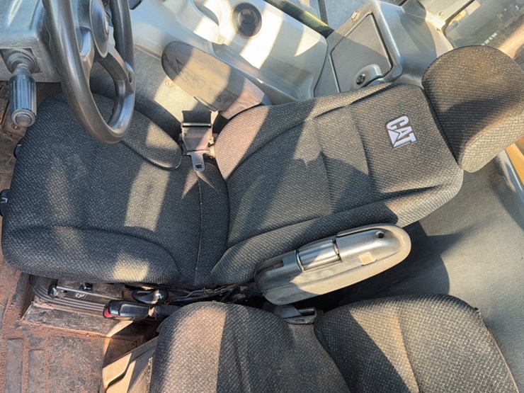 2016-caterpillar-745-image-16