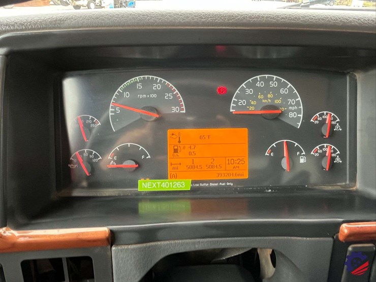 2011-volvo-truck-vhd-tri-axle-dump-truck-image-83