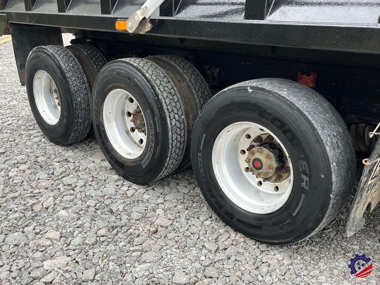 2011-volvo-truck-vhd-tri-axle-dump-truck-image-16