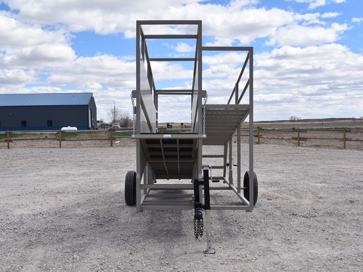 #1084-•-new-circle-t-portable-loading-chute-with-catwalk-image-9