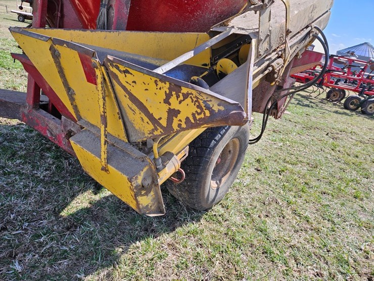 new-holland-355-image-23