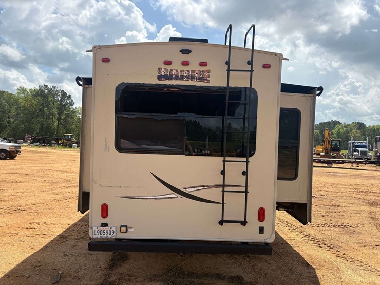 2016-forest-river-sabre-5th-wheel-travel-trailer-image-6