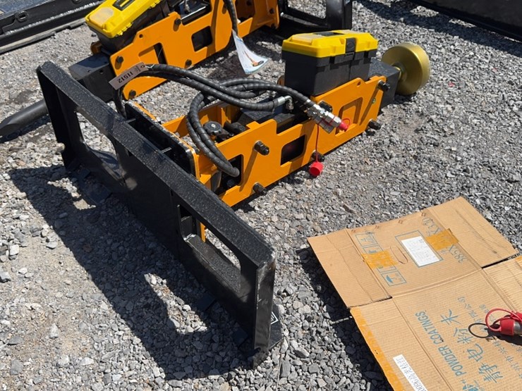 #6070-•-future-skid-steer-hyd-post-driver-image-2