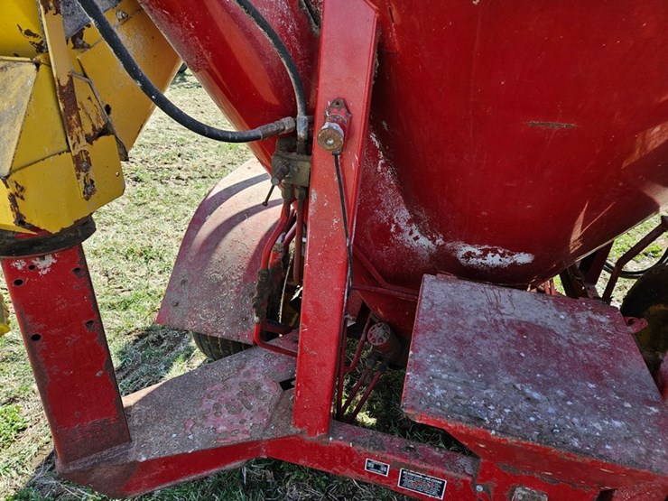 new-holland-355-image-35