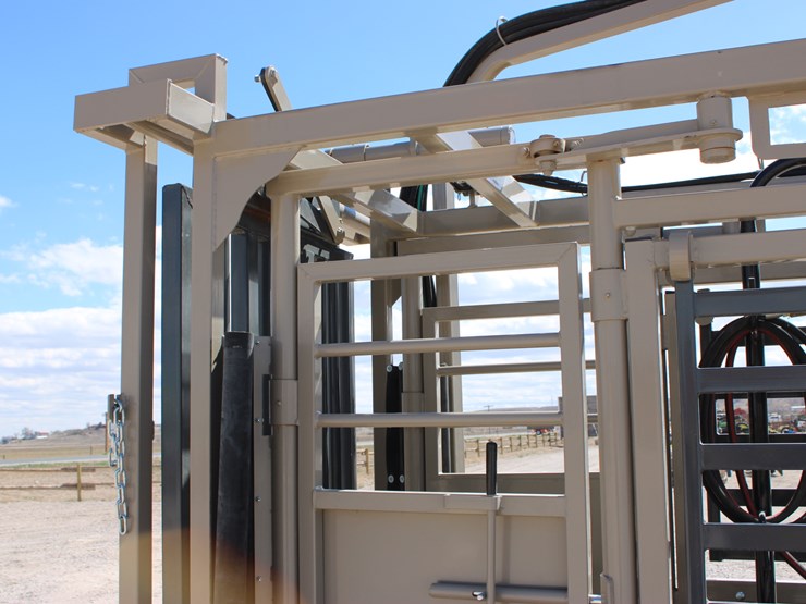 #1085-•-new-circle-t-portable-hydraulic-squeeze-chute-image-35