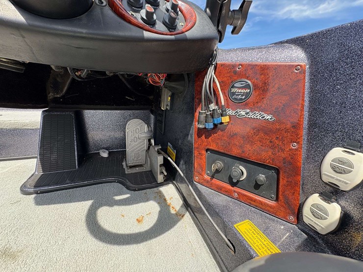 2005-triton-tr-196-w/-tandem-axle-boat-trailer-image-19