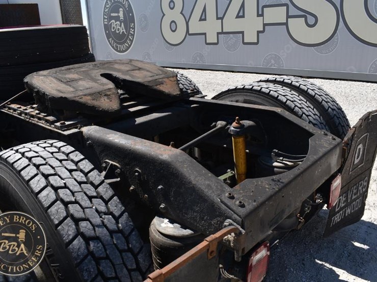 2002-peterbilt-385-image-23