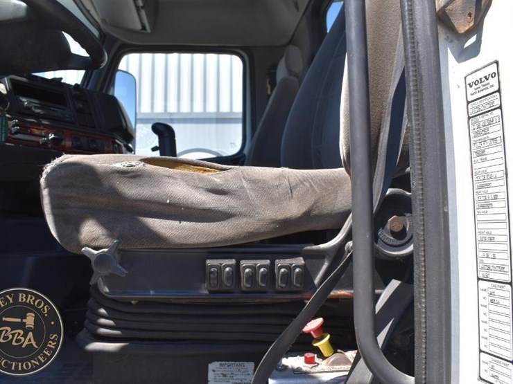 1999-volvo-vnl64t300-image-42