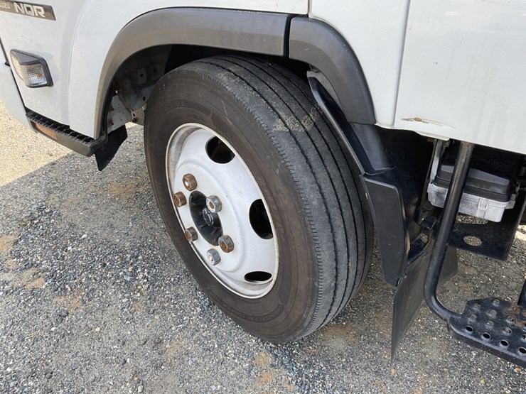 2017-isuzu-nqr-image-7