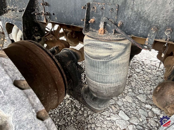 2011-volvo-truck-vhd-tri-axle-dump-truck-image-32