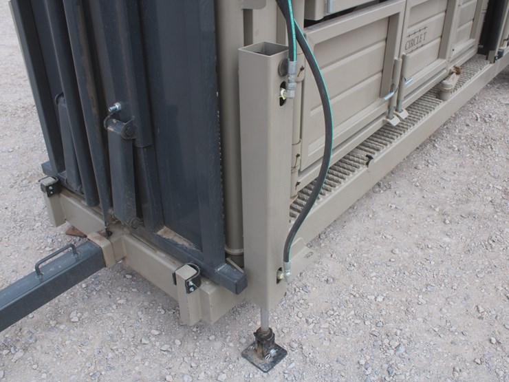 #1083-•-new-circle-t-portable-complete-cattle-processing-system-image-33