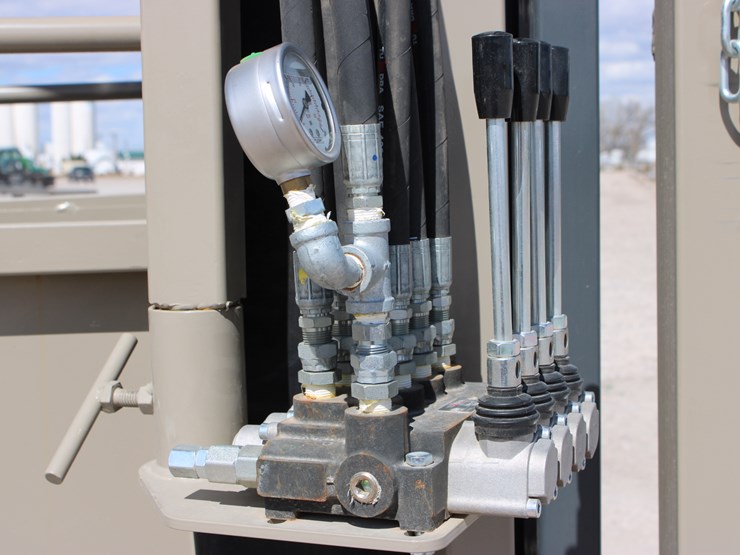 #1085-•-new-circle-t-portable-hydraulic-squeeze-chute-image-18