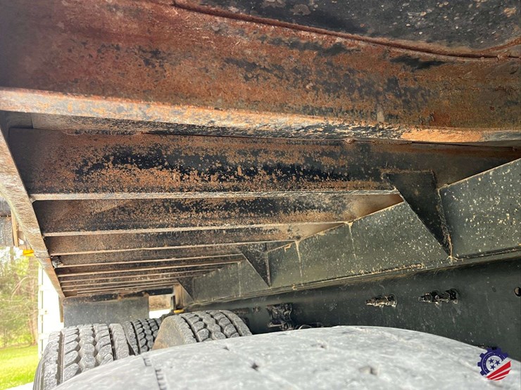 2011-volvo-truck-vhd-tri-axle-dump-truck-image-45