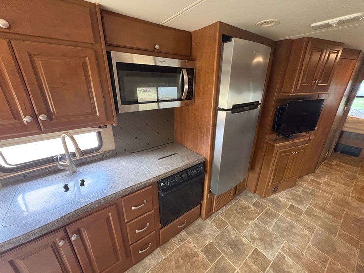 2014-ford-f-53-motorhome-image-19