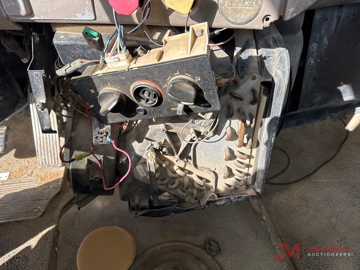 2001-mack-ch613-image-36