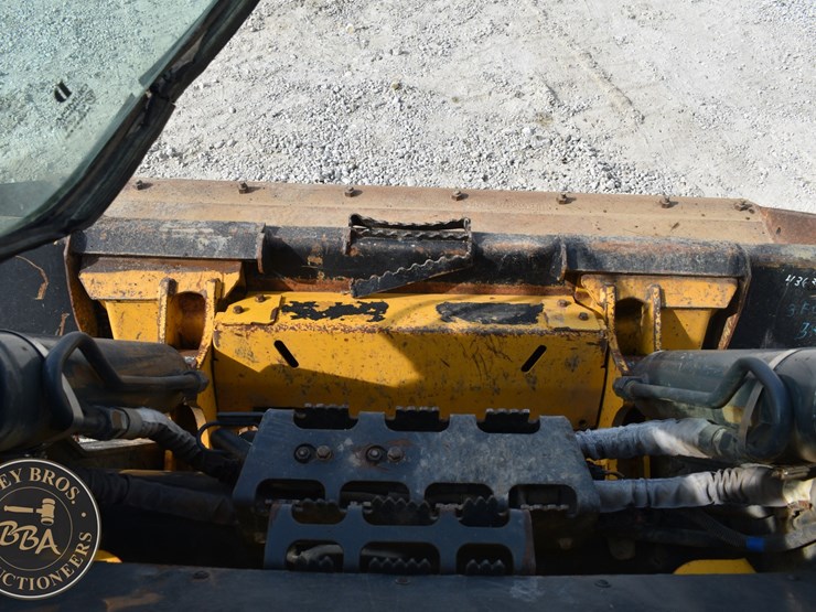 2021-deere-333g-image-45