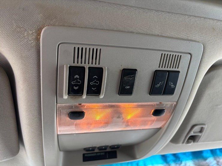 2009-chevrolet-suburban-image-25