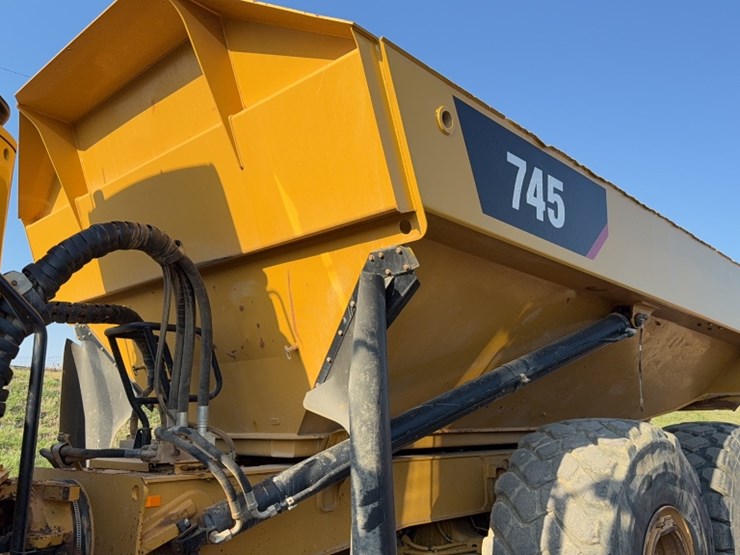 2017-caterpillar-745-image-12