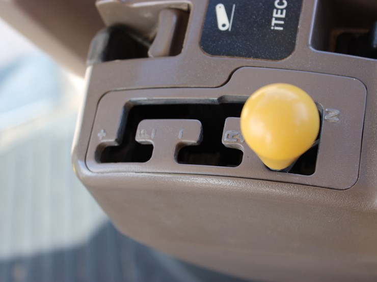 2012-john-deere-8270r-image-31