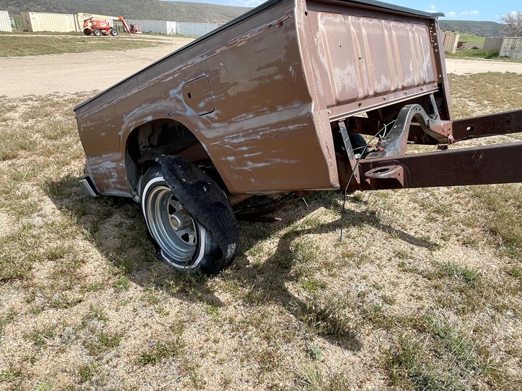 #4049-•-mazda-truck-box-with-rear-axle-image-4