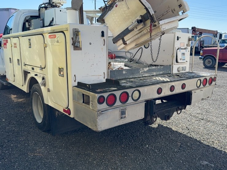 2004-gmc-5500-image-11