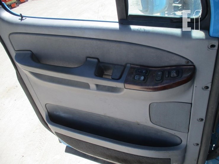 2009-freightliner-columbia-120-image-16