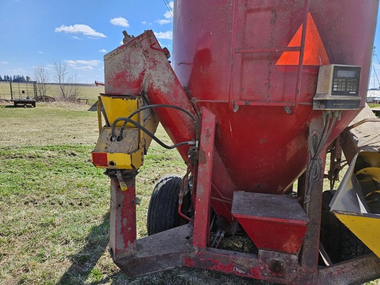 new-holland-355-image-32