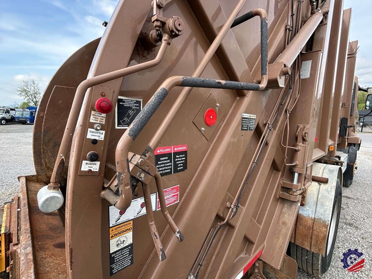 2013-ud-ud3300-s/a-garbage-truck-image-57