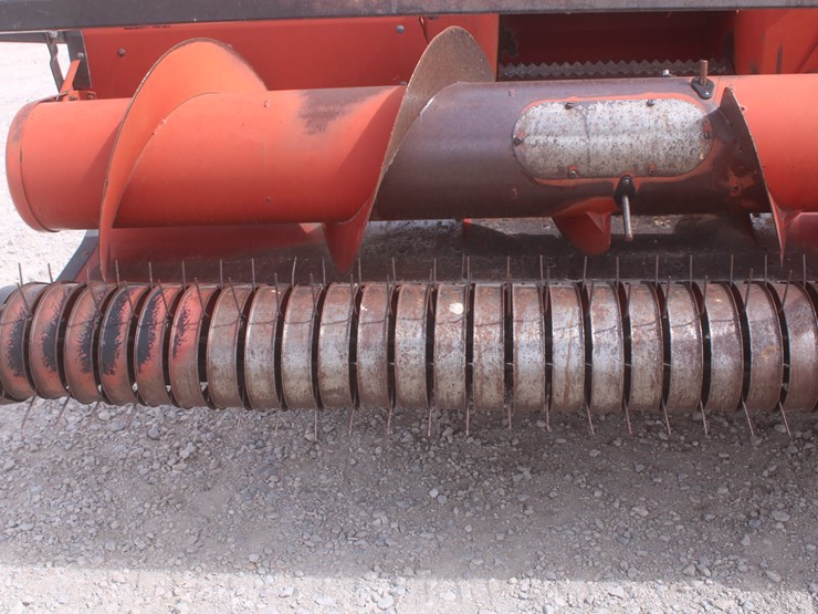 international-830-image-34