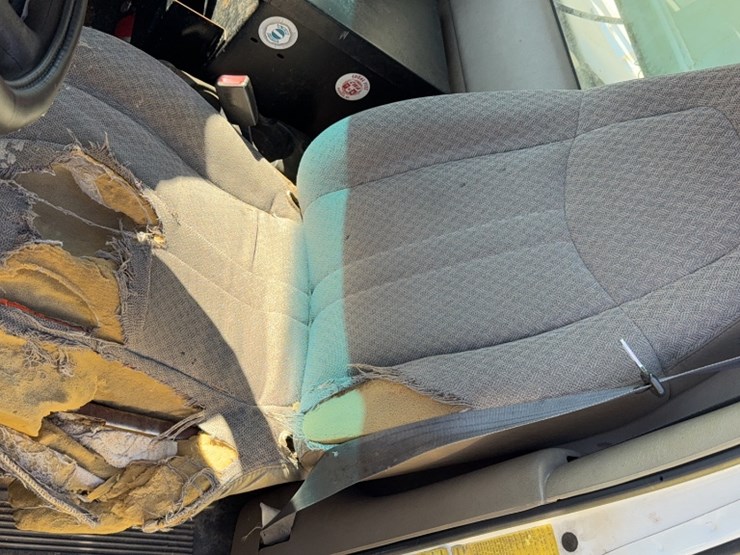 2004-gmc-5500-image-21