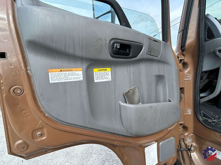 2013-ud-ud3300-s/a-garbage-truck-image-72