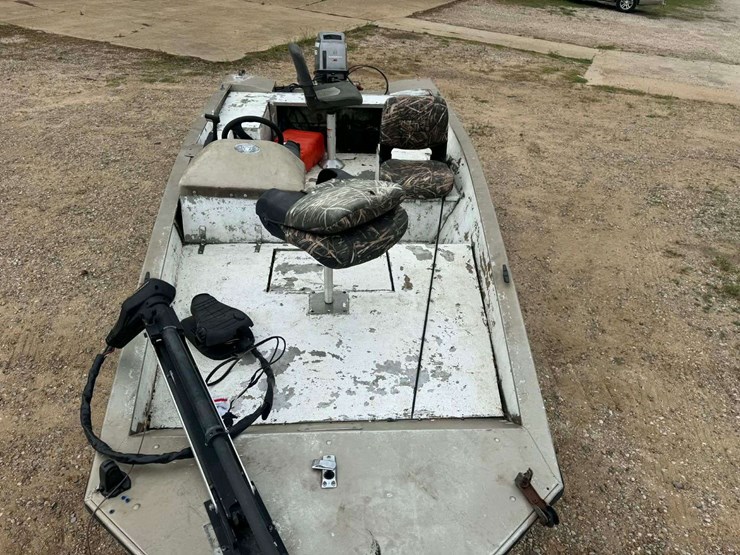 2003-alumacraft-crappie-pro-w/mariner-magnum-40-motor-image-8